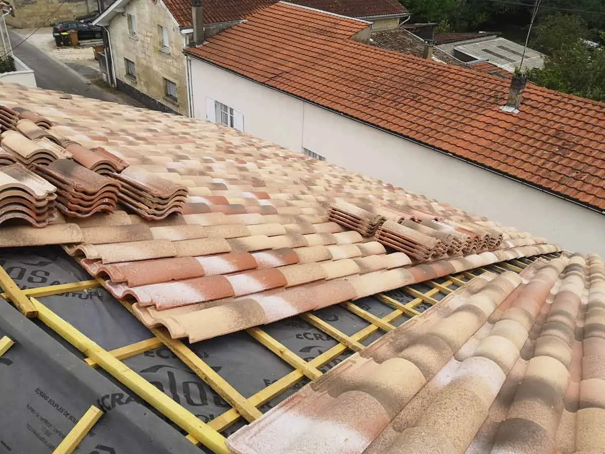 Tuiles en attente de pose sur le pare-pluie et les liteaux d'une isolation par sarking
